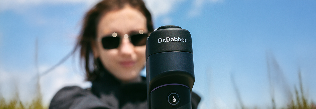 Fokus auf das Logo des Dr. Dabber Switch GO Vaporizers vor blauem Himmel im Querformat.