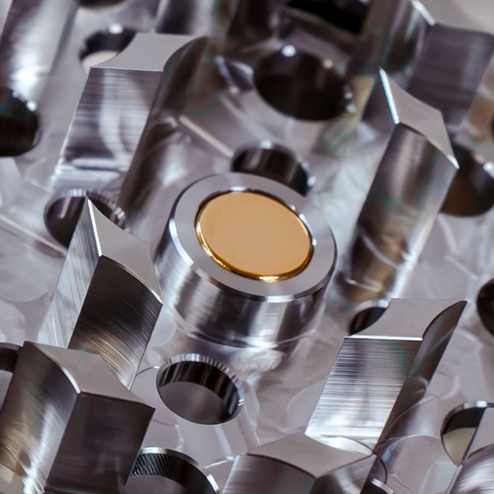 Detailaufnahme der präzise CNC-gefrästen Diamantschliff-Zähne eines hochwertigen Edelstahl Grinders - scharfe Kanten garantieren perfektes Mahlergebnis